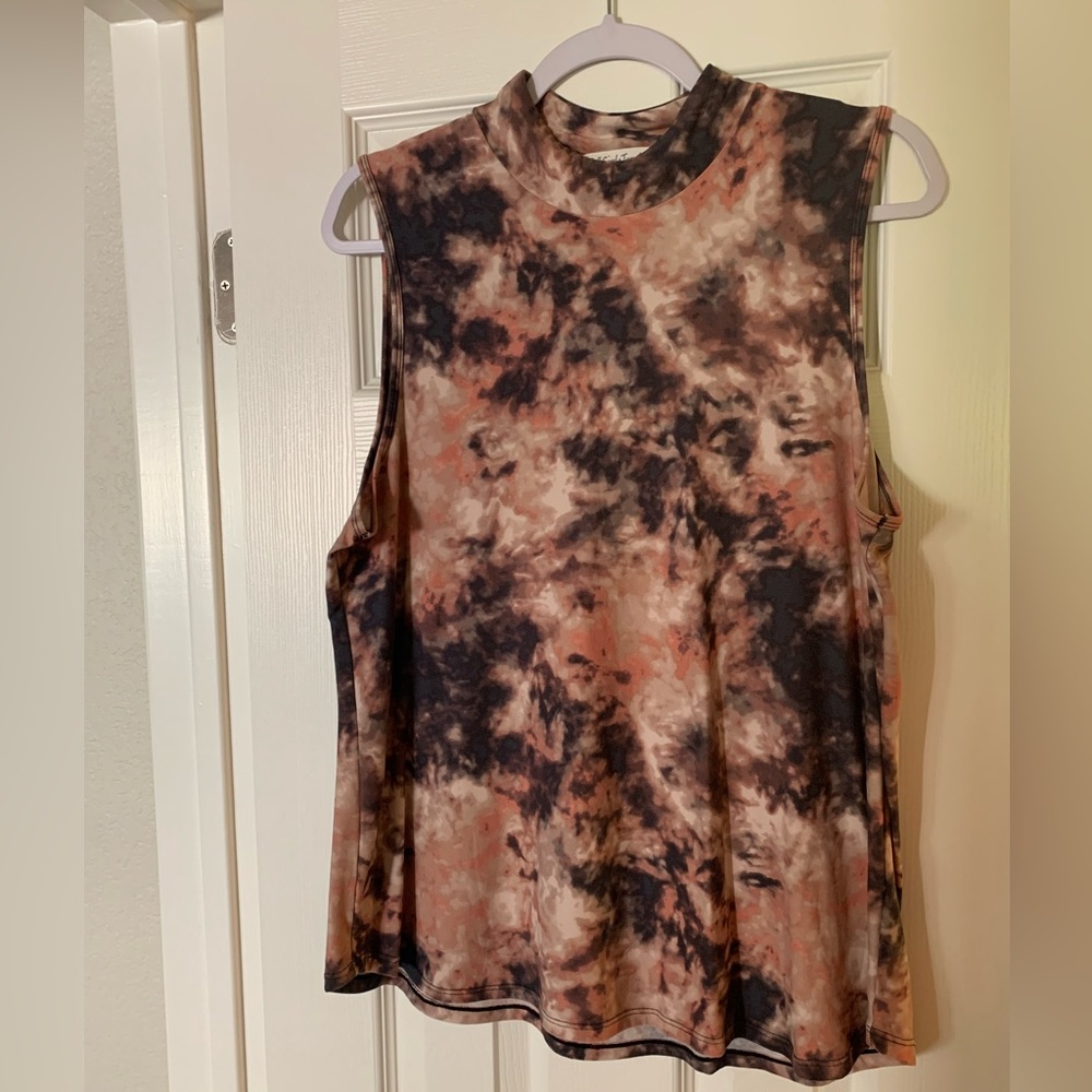 Fashion Nova -Mock neck sleeveless shirt